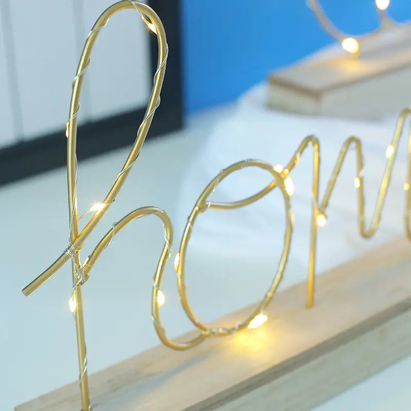 ديكور معدني بإضاءة LED على شكل كلمة "منزل"